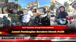 Pegawai PT PLN UP3 Bali Utara saat menyerahkan bendera Merah Putih kepada pengendara di depan kantor PLN Singaraja dalam rangka peringatan HUT ke-81 RI