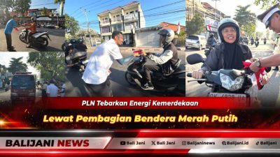 Pegawai PT PLN UP3 Bali Utara saat menyerahkan bendera Merah Putih kepada pengendara di depan kantor PLN Singaraja dalam rangka peringatan HUT ke-81 RI
