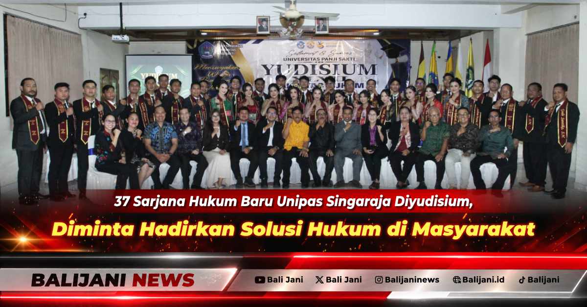 Dekranasda dan Rektor Unipas Singaraja Dr I Nyoman Gede Remaja SH MH saat prosesi penyerahan ijazah dan yudisium 37 Sarjana Hukum di Aula Unipas Singaraja