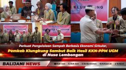 Bupati Klungkung I Made Satria saat menerima pemaparan laporan hasil KKN-PPM UGM Nusa Penida terkait pengelolaan sampah berbasis ekonomi sirkular di Kantor Bupati Klungkung