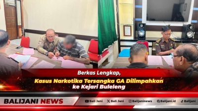 Prosesi pelimpahan Tahap II tersangka kasus tindak pidana narkotika berinisial GA beserta barang bukti dari penyidik Polres Buleleng kepada JPU Putu Ambara di Ruang Tahap II Kejari Buleleng