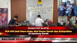 Manager PLN UP3 Bali Utara RM Dimas Adhi Prabowo saat mendonorkan darahnya dalam aksi sosial menyambut HUT ke-81 RI di Kantor PLN Singaraja