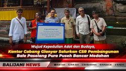 Manajemen Kantor Cabang Gianyar secara simbolis menyerahkan bantuan CSR pembangunan Bale Paselang kepada prajuru Pura Puseh Bancar Medahan