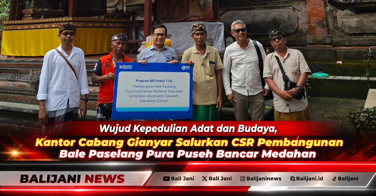 Manajemen Kantor Cabang Gianyar secara simbolis menyerahkan bantuan CSR pembangunan Bale Paselang kepada prajuru Pura Puseh Bancar Medahan