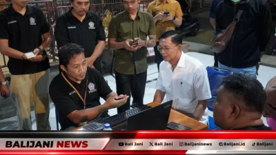 Bupati Klungkung I Made Satria meninjau layanan jemput bola aktivasi Identitas Kependudukan Digital (IKD) di Desa Getakan.