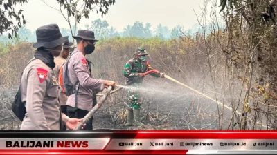 Personel Sat Brimobda Bali bersama warga bahu-membahu memadamkan Karhutla di Kubu Raya Kalbar