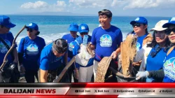 Ketua DPD Demokrat Bali Made Mudarta bersama kader memungut sampah di Pantai Goa Lawah Klungkung dalam Gerakan Langit Biru.