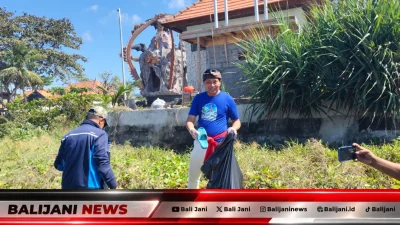 Kader Partai Demokrat Bali bersama Made Mudarta melakukan aksi bersih-bersih sampah di Pantai Goa Lawah Klungkung.