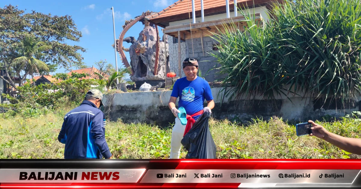 Kader Partai Demokrat Bali bersama Made Mudarta melakukan aksi bersih-bersih sampah di Pantai Goa Lawah Klungkung.