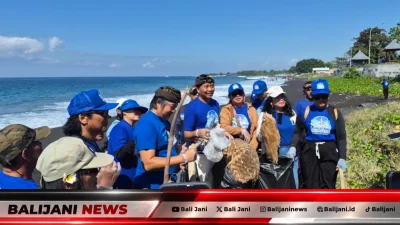 Kader Demokrat Bali membersihkan sampah di Pantai Goa Lawah Klungkung