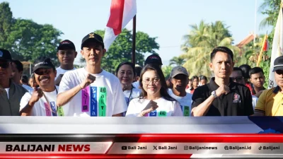 Wakil Bupati Klungkung Tjok Surya melepas jalan sehat HUT ke-53 SMPN 1 Banjarangkan