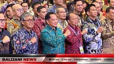 Gubernur Bali Wayan Koster menerima penghargaan Terbaik I Akses dan Kualitas Layanan Kesehatan dari Kemendagri di BNDCC Badung.