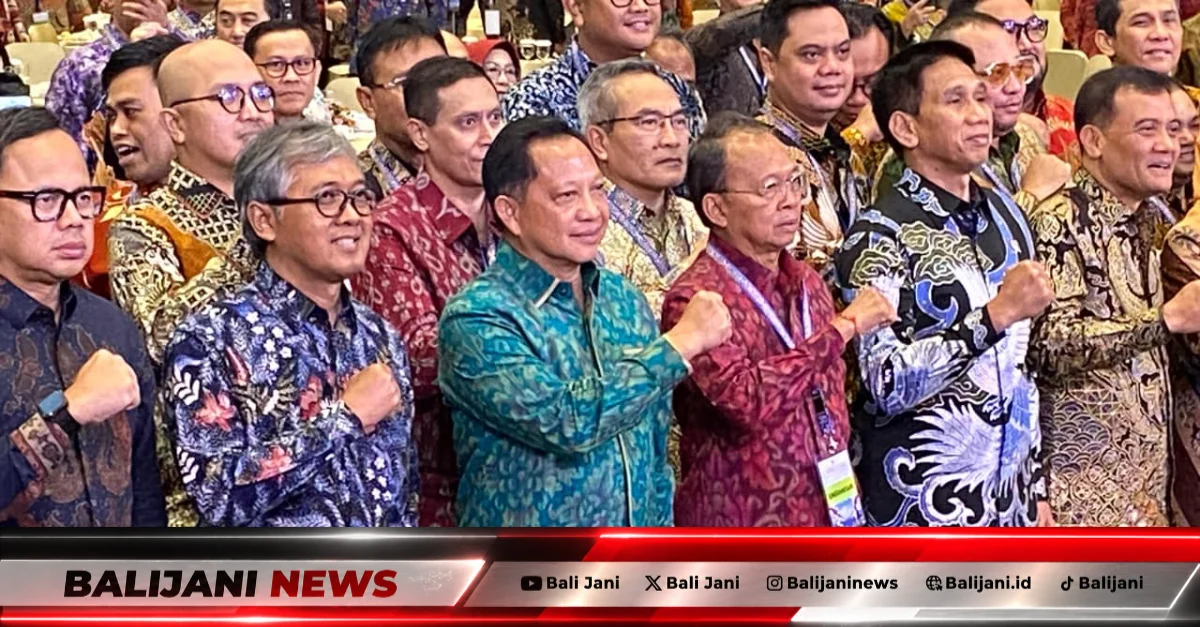 Gubernur Bali Wayan Koster menerima penghargaan Terbaik I Akses dan Kualitas Layanan Kesehatan dari Kemendagri di BNDCC Badung.