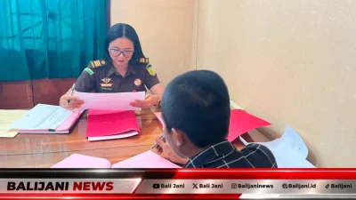 Pelimpahan tersangka pencurian oleh Polsek Singaraja ke Kejari Buleleng