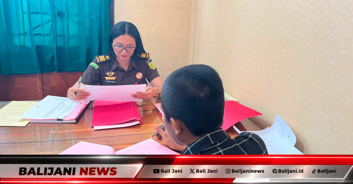 Pelimpahan tersangka pencurian oleh Polsek Singaraja ke Kejari Buleleng