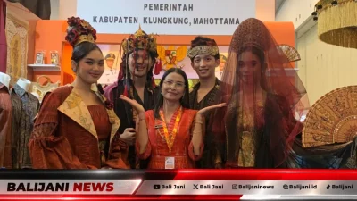 Ketua Dekranasda Klungkung Ny. Eva Satria tampilkan Wastra Klungkung bertema Tri Hita Karana di APKASI Otonomi Expo 2026