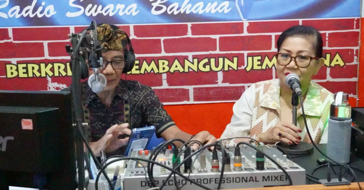 Ibu Putri Koster saat memberikan sosialisasi Trilogi Fesyen Endek Jembrana di Jembrana
