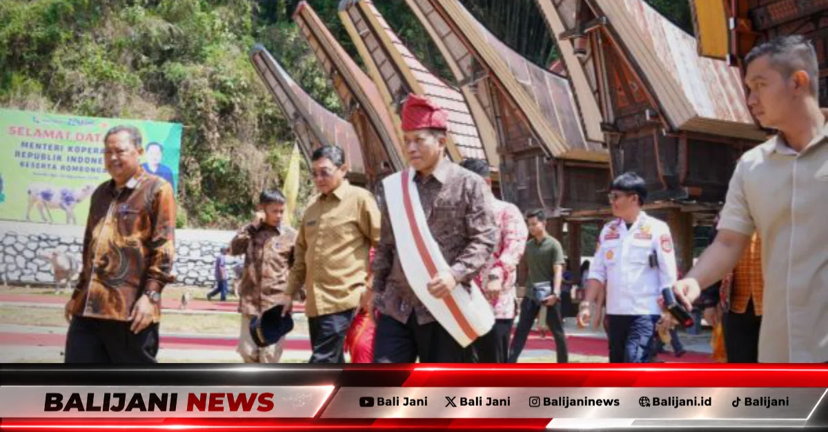 Menteri Koperasi Ferry Juliantono saat melakukan kunjungan kerja ke KSP Balo’ta di Toraja Utara.