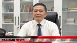 Massa aksi unjuk rasa damai di Jakarta yang dijaga ketat oleh aparat kepolisian demi menjaga kemurnian suara rakyat.