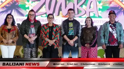 Peserta zumba mengenakan ornamen kain Endek Bali dalam ajang Endek Energetic di Buleleng