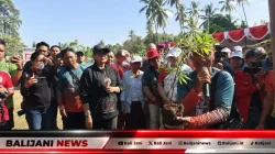 Ketua Dekranasda Bali Ny. Putri Koster saat memberikan arahan tata cara menanam pohon yang benar di Desa Sudaji Buleleng