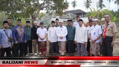 Bupati Klungkung I Made Satria melakukan peletakan batu pertama tanda dimulainya pembangunan TK Negeri Desa Kampung Toyapakeh Nusa Penida