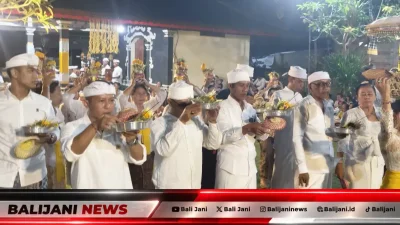 Krama Desa Adat Tista melaksanakan piodalan dan ngayah di Pura Taman Baktiseraga