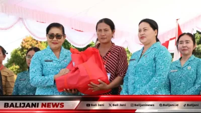 Ketua TP PKK Provinsi Bali Ibu Putri Koster didampingi Ny Seniasih Giri Prasta saat menghadiri Pasar Rakyat Berbelanja dan Berbagi di Kabupaten Karangasem