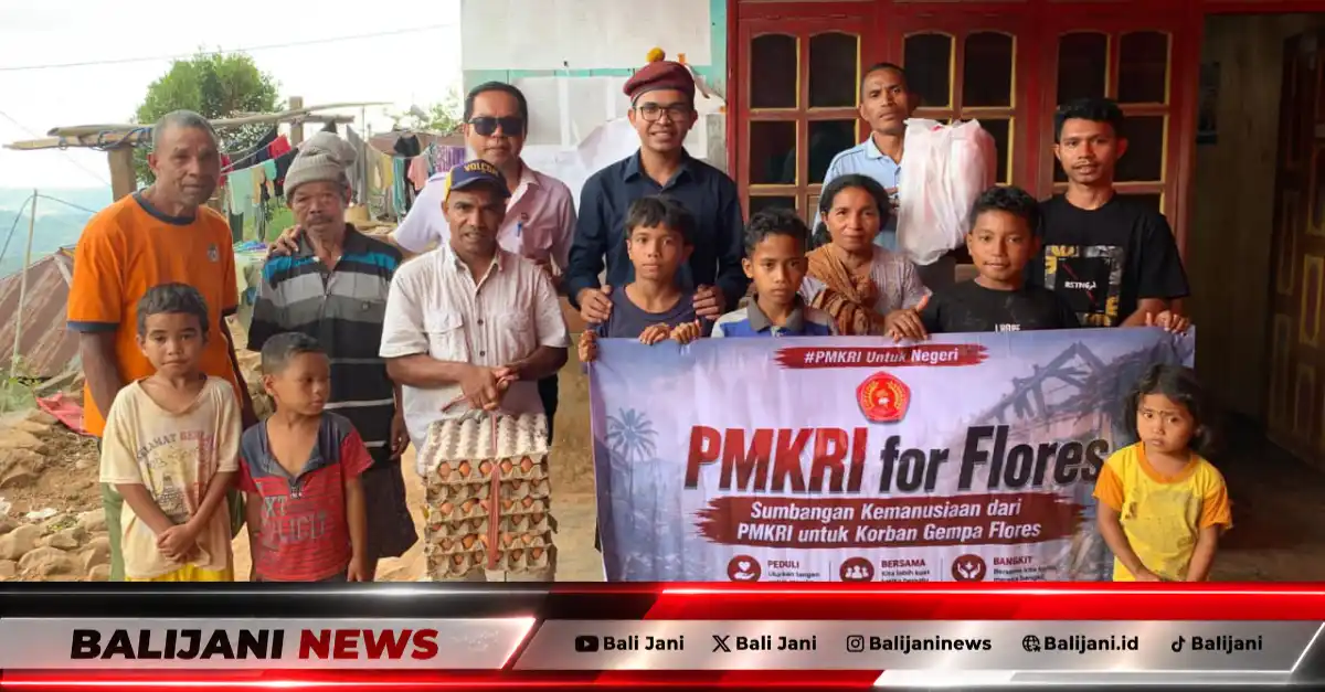 Ketua Pengurus Pusat PMKRI Yohanes Tola bersama Camat Welak menyerahkan bantuan sembako kepada korban penyintas gempa Flores di Kampung Wae Dangka Manggarai Barat