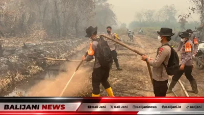 Personel Satuan Brimob Polda Bali BKO Polda Kalbar saat berjibaku melakukan pemadaman kebakaran hutan dan lahan di Kalimantan Barat