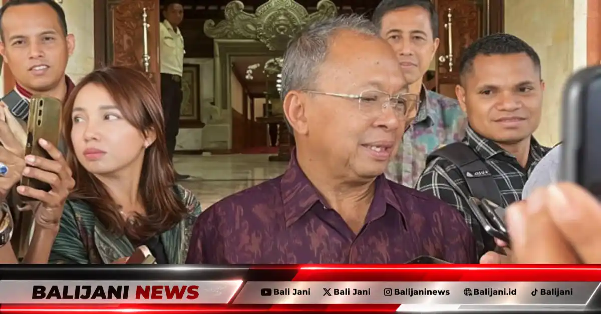 Gubernur Bali Wayan Koster saat memberikan keterangan pers terkait upaya banding kasus lift kaca Pantai Kelingking
