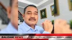 Di Ujung Usia, Tukang Parkir Masih Berdiri Menjaga Kendaraan