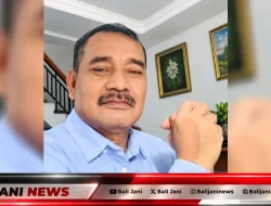Di Ujung Usia, Tukang Parkir Masih Berdiri Menjaga Kendaraan