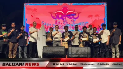 Bupati Klungkung I Made Satria saat menutup LST Surfing and Music Festival 2026 di Nusa Lembongan