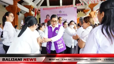 Ketua Tim Pembina Posyandu Provinsi Bali Ny. Putri Suastini Koster saat menyerahkan bantuan logistik kepada kader Posyandu di Denpasar