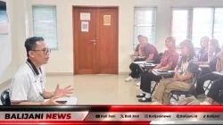 Ketua Bawaslu Buleleng saat memberikan materi dalam program Bawaslu Membelajarkan bersama mahasiswa IAHN Mpu Kuturan Singaraja