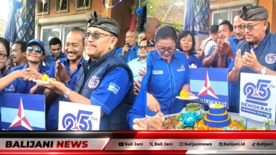 Suasana pemotongan tumpeng dalam peringatan HUT ke-25 Partai Demokrat di Kantor DPD Demokrat Bali