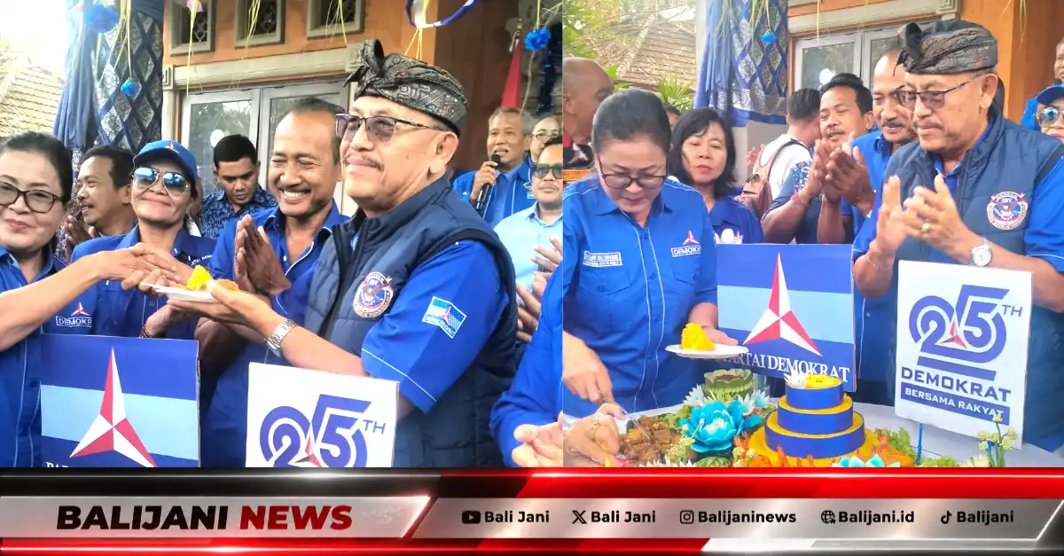 Suasana pemotongan tumpeng dalam peringatan HUT ke-25 Partai Demokrat di Kantor DPD Demokrat Bali