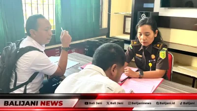 Penyidik Polsek Tejakula saat menyerahkan tersangka dan barang bukti (Tahap II) kasus percobaan pembunuhan kepada Jaksa Penuntut Umum di Kejari Buleleng, Rabu (16/9/2026).