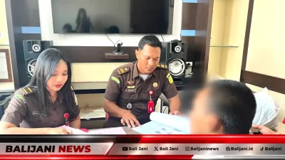 Penyidik Polsek Singaraja saat menyerahkan tersangka berinisial A beserta barang bukti (Tahap II) kasus pencurian kepada Jaksa Penuntut Umum di Kejari Buleleng, Kamis (17/9/2026).