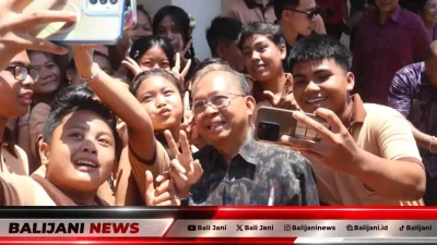 Gubernur Bali Wayan Koster bersama Wali Kota Denpasar Jaya Negara saat berkunjung ke SMPN 13 Denpasar