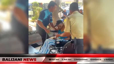 Petugas dan karyawan BRI Renon Denpasar saat sigap membantu nasabah berkursi roda