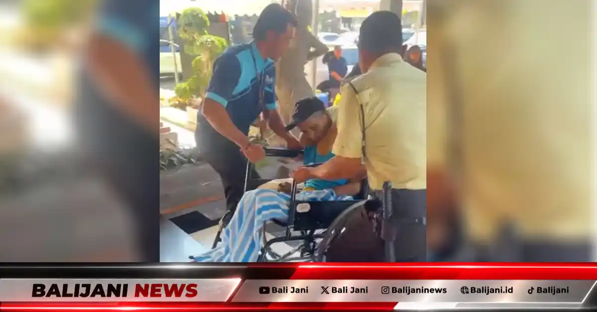 Petugas dan karyawan BRI Renon Denpasar saat sigap membantu nasabah berkursi roda