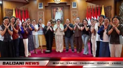 Ketua Dekranasda Bali Ny Putri Suastini Koster memimpin rapat persiapan 23 IKM Bali menuju Pameran Kriyanusa 2026 di Gedung Kertha Sabha Denpasar