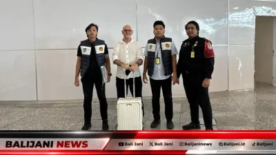 Petugas Kantor Imigrasi Kelas II TPI Singaraja mengawal deportasi WNA asal Prancis yang overstay 481 hari di Bandara Internasional I Gusti Ngurah Rai Bali