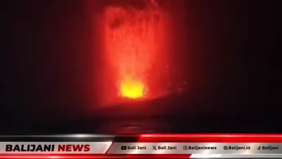 Erupsi dahsyat dan fenomena lava fountain dari kawah Gunung Anak Krakatau di Selat Sunda