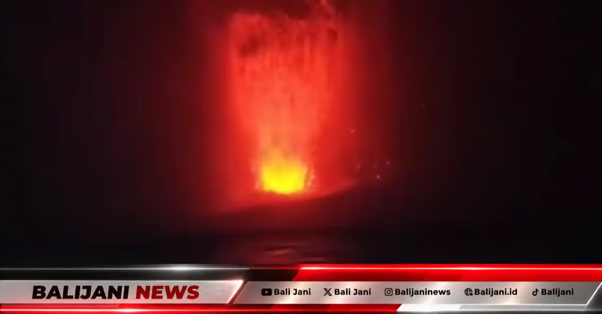 Erupsi dahsyat dan fenomena lava fountain dari kawah Gunung Anak Krakatau di Selat Sunda