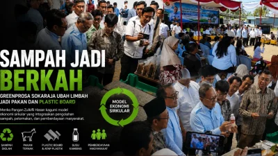 Menteri Koordinator Bidang Pangan Zulkifli Hasan meninjau pengolahan sampah dan produk plastic board di Kantor Pusat Greenprosa Banyumas