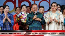 Ketua Dekranasda Provinsi Bali Ny Putri Koster bersama Gubernur Bali Wayan Koster menyaksikan peragaan busana Dekranasda Bali Fashion Day Wastra Hitakara di Gedung Ksirarnawa Art Center Denpasar
