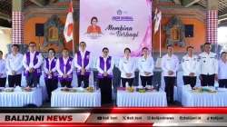 Ketua TP Posyandu Provinsi Bali Ny Putri Suastini Koster menyerahkan bantuan sembako kepada kader posyandu dalam kegiatan Membina dan Berbagi di Bangli